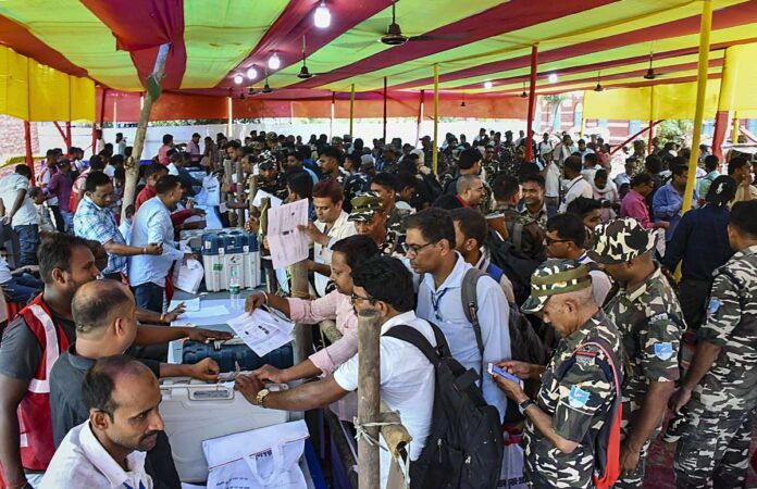 लोकसभा चुनाव में 121 उम्मीदवार अनपढ़ , 647 केवल आठवीं पास: ADR रिपोर्ट