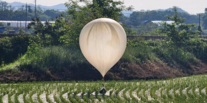 उत्तर कोरिया ने दक्षिण कोरिया पर 150 गुब्बारे से गिराया कचरा, दोनों देशों के बीच तनाव