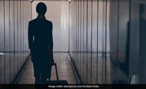 प्राइवेट पार्ट में लगभग 1 किलो सोना मिलने के बाद कोलकाता की एयर होस्टेस गिरफ्तार जानें पूरी खबर