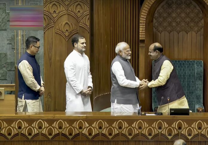 18वीं लोकसभा के स्पीकर बने ओम बिरला, संसद में पीएम मोदी ने राहुल गांधी से मिलाया हाथ और कही ये बात 18वीं लोकसभा के स्पीकर बने ओम बिरला, संसद में पीएम मोदी ने राहुल गांधी से मिलाया हाथ और कही ये बात