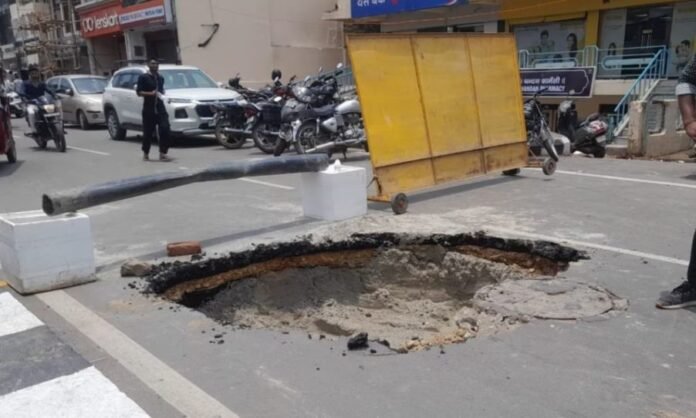 अयोध्या में बारिश से राम पथ को नुकसान पहुंचने के बाद पीडब्ल्यूडी और जल निगम के छह इंजीनियर सस्पेंड