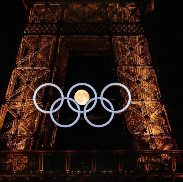 Paris Olympics 2024: Eiffel Tower पर ओलंपिक रिंगों के बीच से गुजरा चांद