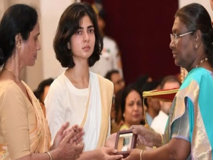 शहीद कैप्टन अंशुमान सिंह के मां-बाप ने बहू पर लगाए गंभीर आरोप कहा, शहीद कैप्टन अंशुमान सिंह के मां-बाप ने बहू पर लगाए गंभीर आरोप कहा,