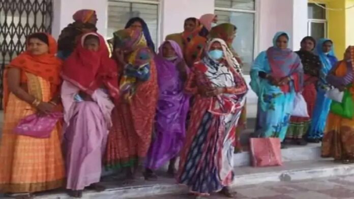 पीएम आवास योजना का पैसा पाकर प्रेमी के साथ भागी 11 विवाहित महिलाएं पीएम आवास योजना का पैसा पाकर प्रेमी के साथ भागी 11 विवाहित महिलाएं