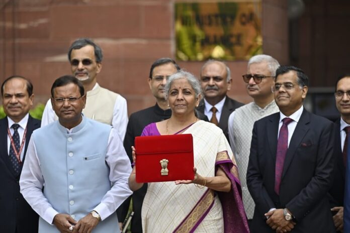 Nirmala Sitharaman ने संसद मे पेश किया बजट Nirmala Sitharaman ने संसद मे पेश किया बजट