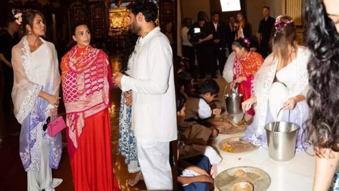 Kim Kardashian और Kholé Kardashian ने भारत छोड़ने से पहले मुंबई के मंदिर में की प्रार्थना और बच्चों को खिलाया खाना, देखें फ़ोटो Kim Kardashian और Kholé Kardashian ने भारत छोड़ने से पहले मुंबई के मंदिर में की प्रार्थना और बच्चों को खिलाया खाना, देखें फ़ोटो
