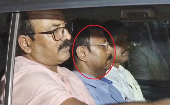 Kolkata Rape and Murder Case: CBI ने RG KAR अस्पताल के पूर्व प्रिंसिपल संदीप घोष समेत 3 अन्य को किया गिरफ्तार, जानें पूरी खबर Kolkata Rape and Murder Case: CBI ने RG KAR अस्पताल के पूर्व प्रिंसिपल संदीप घोष समेत 3 अन्य को किया गिरफ्तार, जानें पूरी खबर