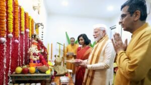 PM Modi Vist CJI House: गणपति पूजा के दौरान प्रधानमंत्री के CJI के घर जाने पर विपक्ष ने खड़ा किया विवाद, जानें क्यों मच रहा है इतना बवाल