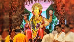 Lalbaugcha Raja Video Viral: लालबागचा राजा में VIP विवाद, भक्तों को मिला धक्का-मुक्की, VIP को आराम, हुआ वीडियो वायरल