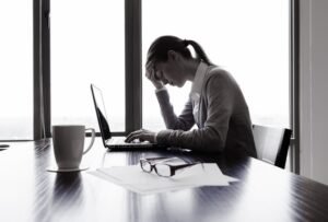 30 साल की महिला की एक और दर्दनाक मौत, मैनेजर ने Sick Leave छुट्टी देने से किया इनकार
