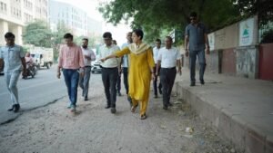 CM Atishi Action: दिल्ली की मुख्यमंत्री आतिशी का बड़ा वादा, 'गड्ढा मुक्त' दिवाली का दिया आश्वासन, सड़कों का किया निरीक्षण
