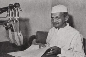 Lal Bahadur Shastri Jayanti: भारत का ऐसा सादा प्रधानमंत्री जिसने लाहौर तक कर दी थी भारत की सीमा, जानिए लाल बहादुर शास्त्री जीवन के बारे कुछ अनकही बाते और उनके मौत का रहस्य