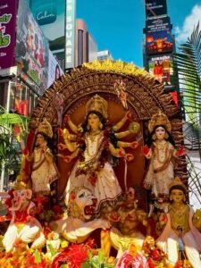 Durga Puja in New York: टाइम्स स्क्वायर पर पहली बार हुई दुर्गा पूजा, दर्शकों का उमड़ा जनसैलाब, देखें तस्वीरें