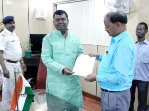 Jharkhand News: सांसद चंद्र प्रकाश चौधरी ने झारखंड सरकार का किया पर्दाफाश, सड़क निर्माण विभाग में हुआ 106 करोड़ रुपये का घोटाला!