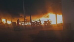 UP Fire News: Varanasi रेलवे स्टेशन पर लगी भीषण आग, सैकड़ों गाड़ियां जलकर हुई खाक, देंखे वीडियो