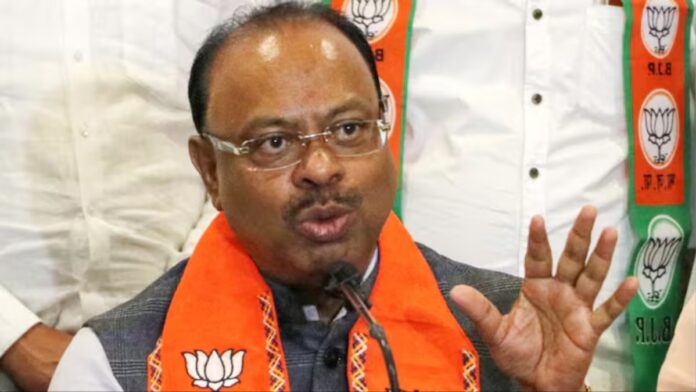 महाराष्ट्र में बुरी फंसी BJP, चुनाव से एक दिन पहले भाजपा नेता पर मतदाताओं को 5 करोड़ नकद बांटने का आरोप, वीडियो वायरल महाराष्ट्र में बुरी फंसी BJP, चुनाव से एक दिन पहले भाजपा नेता पर मतदाताओं को 5 करोड़ नकद बांटने का आरोप, वीडियो वायरल
