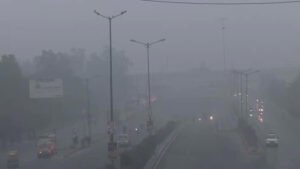 Delhi Pollution: उत्तर भारत में प्रदूषण और कोहरे का कहर जारी, रेलवे और एयरलाइंस पर पड़ी असर, AQI पहुंचा 432