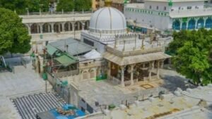 Ajmer Sharif Dargah के नीचे 'हिंदू मंदिर' होने का दावा करने वाली याचिका पर कोर्ट ने जारी कर दिया आदेश