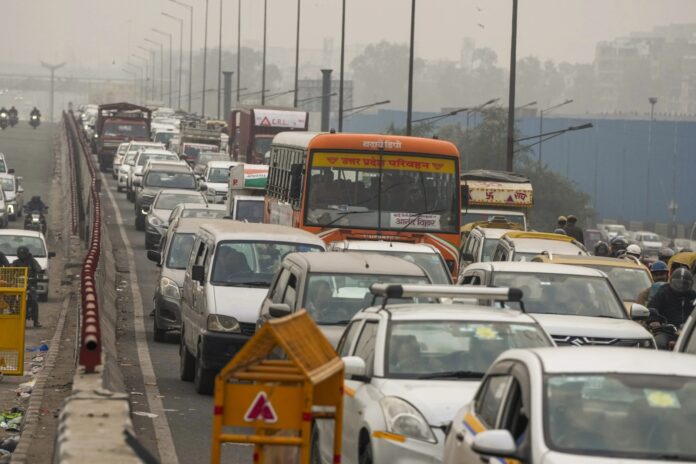 Farmer Protest: Delhi-Noida बॉर्डर पर यातायात बुरी तरह प्रभावित, पुलिस ने लगाए बैरिकेड्स Farmer Protest: Delhi-Noida बॉर्डर पर यातायात बुरी तरह प्रभावित, पुलिस ने लगाए बैरिकेड्स