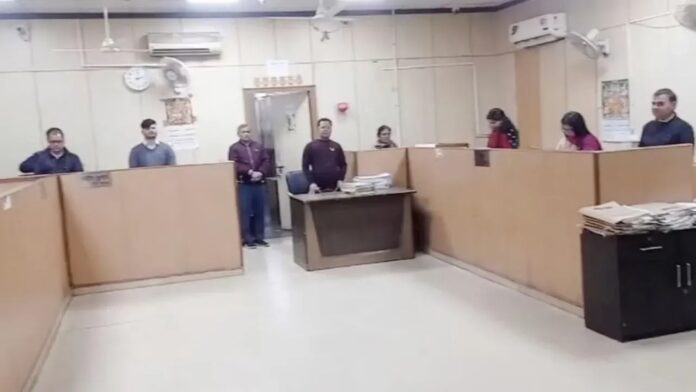 IAS अधिकारी ने Noida प्राधिकरण में लापरवाह कर्मचारियों को 30 मिनट तक रखा खड़ा, वीडियो वायरल IAS अधिकारी ने Noida प्राधिकरण में लापरवाह कर्मचारियों को 30 मिनट तक रखा खड़ा, वीडियो वायरल
