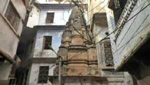 Sambhal में हनुमान मंदिर के बाद Varanasi के Madanpura में मिला 250 साल पुराना शिव मंदिर, जानें कितने सालों से है बंद