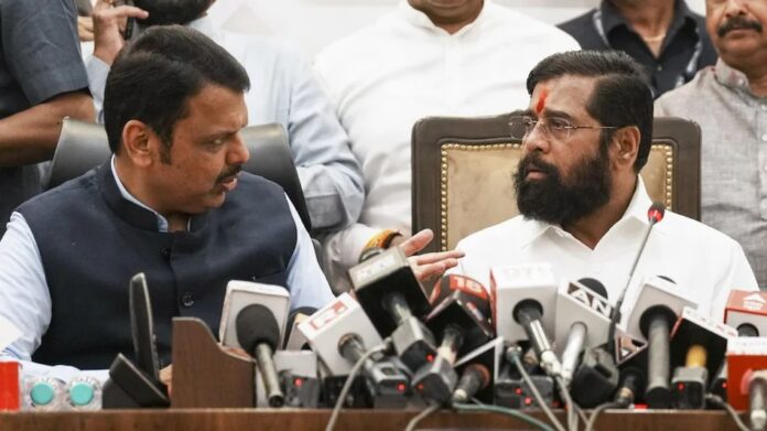 Maharashtra में शुरू हुआ गृहयुद्ध, Eknath Shinde और Devendra Fadnavis के बीच गृह विभाग को लेकर चल रही है खींचतान Maharashtra में शुरू हुआ गृहयुद्ध, Eknath Shinde और Devendra Fadnavis के बीच गृह विभाग को लेकर चल रही है खींचतान