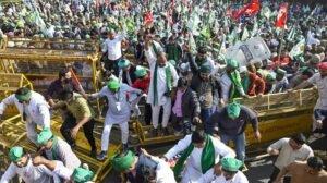 Farmer Protest: Haryana सीमा पर प्रदर्शनकारी किसानों ने तोड़े बैरिकेड्स, केंद्र बातचीत के लिए तैयार