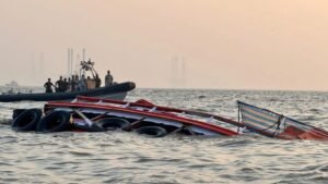Mumbai Boat Accident: मुंबई नौका पलटने के मामले में नौसेना के स्पीड बोट चालक समेत अन्य के खिलाफ मामला दर्ज, 2 बच्चों समेत 13 लोगों की मौत