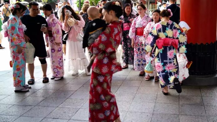 Japan Viral News: बच्चा पैदा करने और परिवार के साथ समय बिताने के लिए जापान ने लिया अहम कदम, टोक्यों में 4 वर्किंग डेज के नियम लागू Japan Viral News: बच्चा पैदा करने और परिवार के साथ समय बिताने के लिए जापान ने लिया अहम कदम, टोक्यों में 4 वर्किंग डेज के नियम लागू