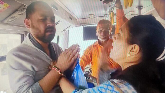 Pune के बस में महिला से व्यक्ति ने किया छेड़छाड़, महिला ने जड़े 26 थप्पड़