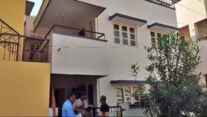 Bengaluru में दिल दहला देने वाली घटना, मां बाप ने दिया बच्चों को जहर फिर खुद लगा ली फांसी Bengaluru में दिल दहला देने वाली घटना, मां बाप ने दिया बच्चों को जहर फिर खुद लगा ली फांसी