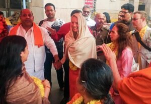 Laurene Powell Jobs को महाकुंभ में मिला हिंदू नाम 'Kamala', Kashi Vishwanath मंदिर में ऐसी की पूजा फैन बना पूरा भारत
