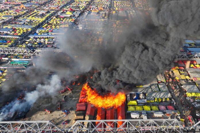 Maha Kumbh Mela 2025: महाकुंभ मेला में सिलेंडर फटने से लगी आग, 18 टेंट जलकर खाक, कोई हताहत नहीं, जानें पुरा मामला Maha Kumbh Mela 2025: महाकुंभ मेला में सिलेंडर फटने से लगी आग, 18 टेंट जलकर खाक, कोई हताहत नहीं, जानें पुरा मामला