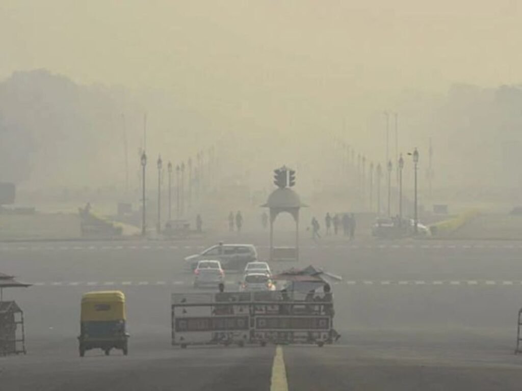 Today Weather News: उत्तर भारत में सर्दी की लहर जारी, Delhi और आसपास के क्षेत्रों में छाया घना कोहरा, 6 जनवरी को होगी बारिश: IMD