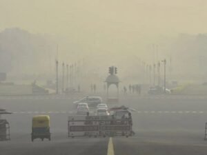 Today Weather News: उत्तर भारत में सर्दी की लहर जारी, Delhi और आसपास के क्षेत्रों में छाया घना कोहरा, 6 जनवरी को होगी बारिश: IMD