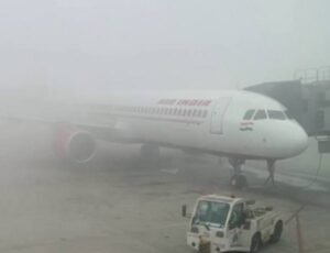 Delhi Weather News: भारत के उत्तरी इलाकों में शीत लहर से हाहाकार, 200 से ज्यादा उड़ानें रद्द