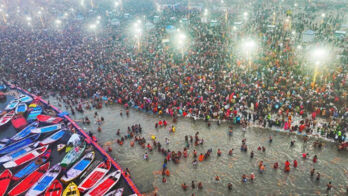 Mahakumbh 2025: मकर संक्रांति के मौके पर पहले 'अमृत स्नान' का आयोजन, श्रद्धालुओं का उमड़ा सैलाब Mahakumbh 2025: मकर संक्रांति के मौके पर पहले 'अमृत स्नान' का आयोजन, श्रद्धालुओं का उमड़ा सैलाब