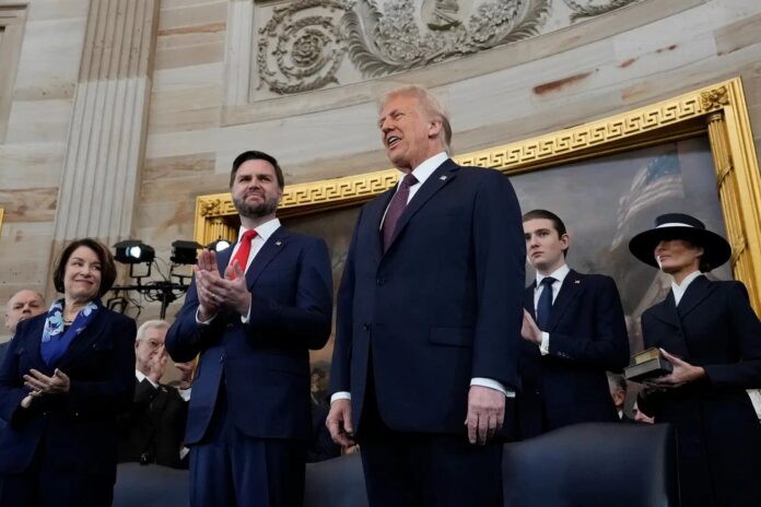 Donald Trump à¤¨à¥ à¤à¤®à¥à¤°à¤¿à¤à¥ à¤°à¤¾à¤·à¥à¤à¥à¤°à¤ªà¤¤à¤¿ à¤à¥ à¤°à¥à¤ª à¤®à¥à¤ à¤²à¥ à¤¶à¤ªà¤¥, à¤à¤à¤²à¥ à¤à¤¾à¤° à¤µà¤°à¥à¤·à¥à¤ à¤à¥ à¤²à¤¿à¤ à¤à¤¿à¤ à¤¬à¤¡à¤¼à¥ à¤µà¤¾à¤¦à¥