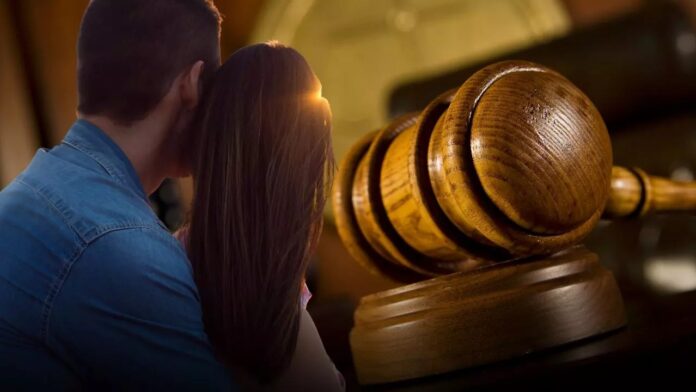 अश्लील चैटिंग को अदालत ने माना क्रूरता, हाईकोर्ट ने तलाक के फैसले को दी मंजूरी