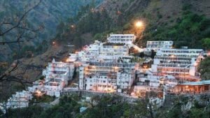वैष्णो देवी मंदिर में चढ़ा 27.7 किलो सोना और 3,424 किलो चांदी दान, जानिए क्या होता है चढ़ावे का?
