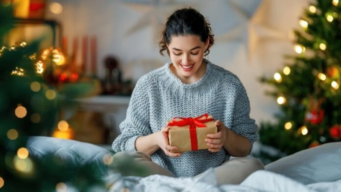 International Women's Day 2025: महिलाओं को खास महसूस कराने के लिए 5 Unique Gift Ideas