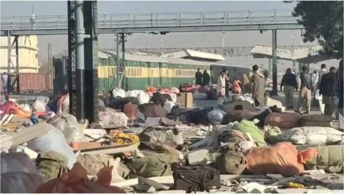 Train Hijack: बलूच लिबरेशन आर्मी ने जैफर एक्सप्रेस को किया हाईजैक, 100 यात्रियों को बनाया बंधक