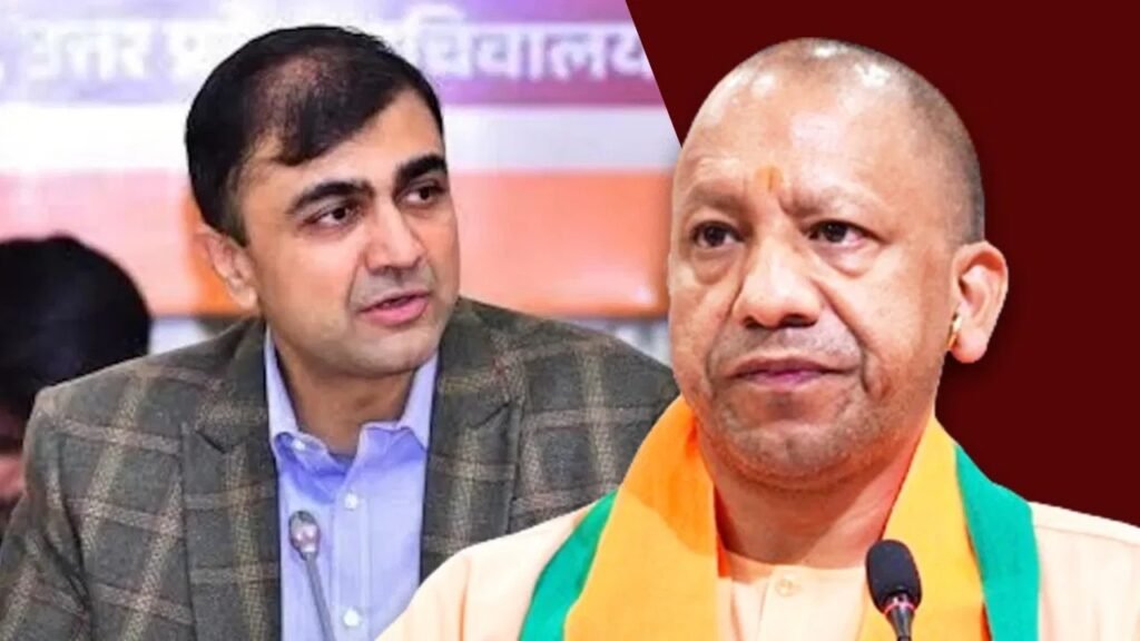 CM Yogi ने भ्रष्टाचार में लिप्त IAS अधिकारी अभिषेक प्रकाश को किया निलंबित, दिया सख्त संदेश