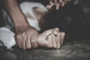 2 महीने तक बंधक बनाकर गैंगरेप, हाथ पर बने 'ॐ' के टैटू को तेजाब से जला