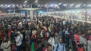 New Delhi Station Stampede: नई दिल्ली रेलवे स्टेशन पर भारी भीड़, मची अफरातफरी