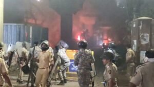 Violence in Nagpur: औरंगज़ेब की कब्र हटाने की मांग पर नागपुर में हिंसा, 80 से ज्यादा हिरासत में, कई वाहन जलाए