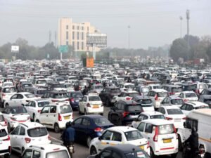 दिल्ली सरकार का बड़ा फैसला, 15 साल पुराने वाहनों को नहीं मिलेगा पेट्रोल, 1 अप्रैल से लागू होगी पाबंदी