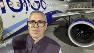 दिल्ली एयरपोर्ट पर फ्लाइट डायवर्जन से नाराज़ हुए उमर अब्दुल्ला, कहा- "'Delhi airport is a bloody...'"