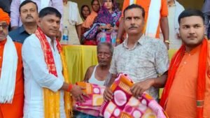40 डिग्री की गर्मी में बिहार के मंत्री जी ने बाटें कम्बल, सोशल मीडिया पर मचा हड़कंप