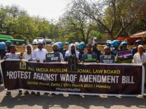 Waqf Amendment Bill: वक्फ संशोधन बिल के खिलाफ देशभर में उग्र प्रदर्शन, सड़कों पर उतरे हजारों लोग